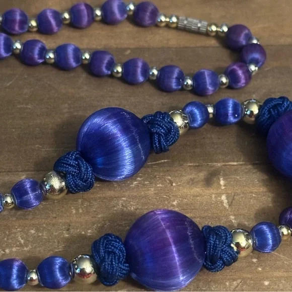 Vintage blue satin bead necklace - Picture 3 of 4